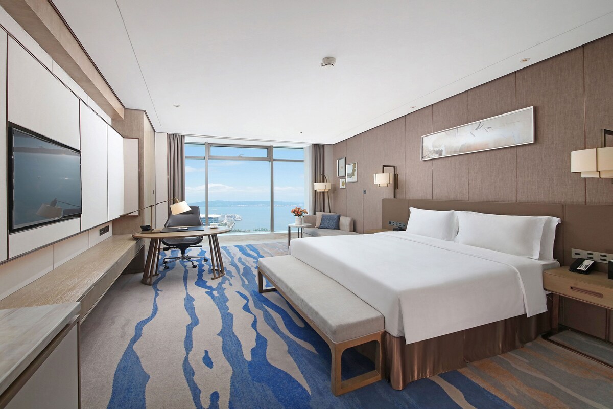 Luxe beddengoed, een minibar, een kluis op de kamer, een bureau
