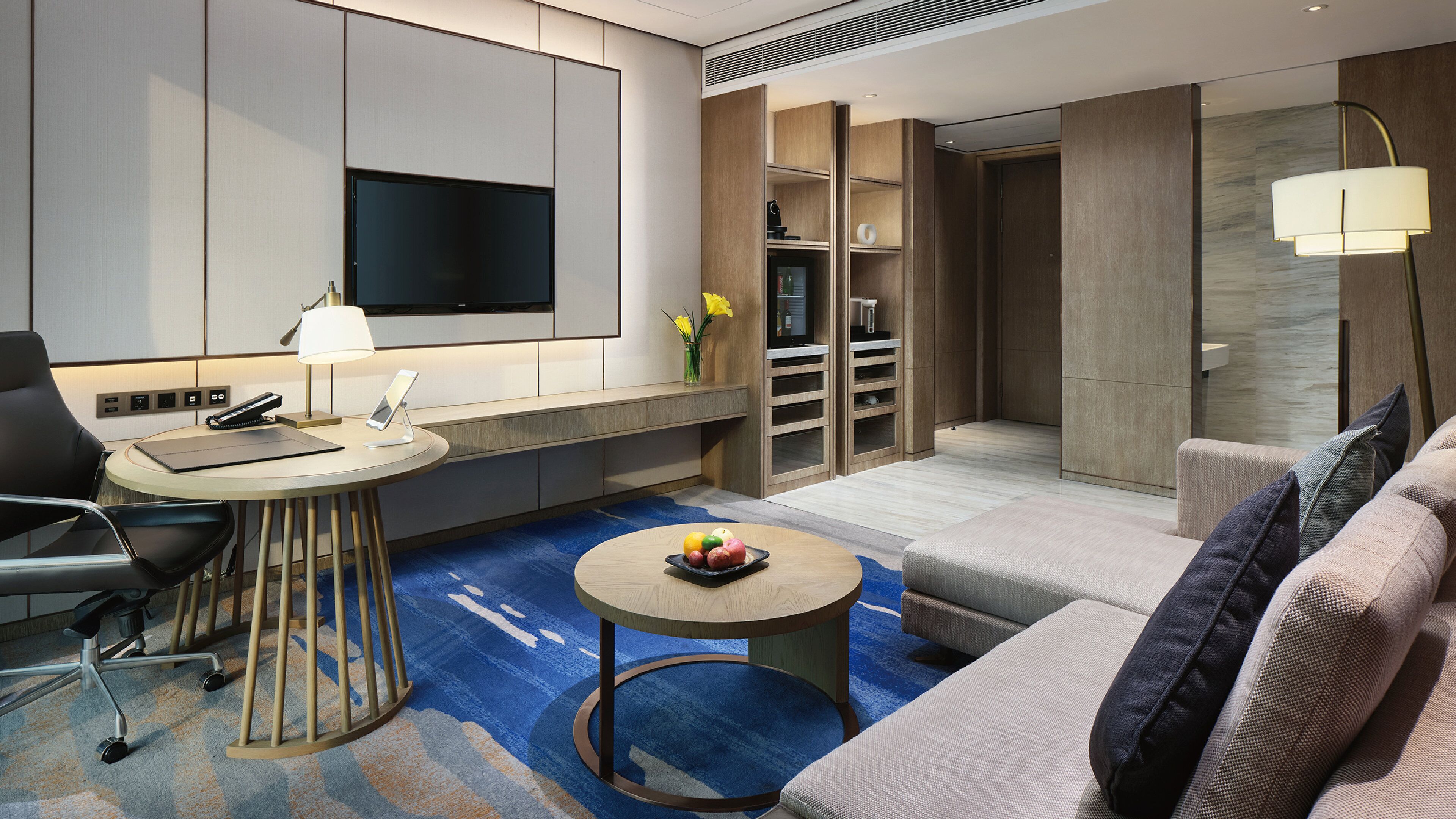 高档床上用品、迷你吧、客房内保险箱、办公桌