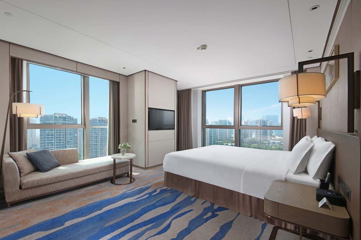 Luxe beddengoed, een minibar, een kluis op de kamer, een bureau