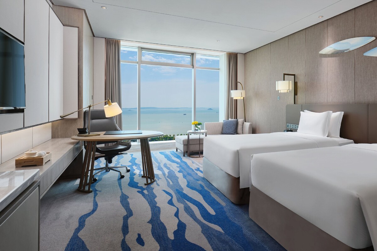 Luxe beddengoed, een minibar, een kluis op de kamer, een bureau