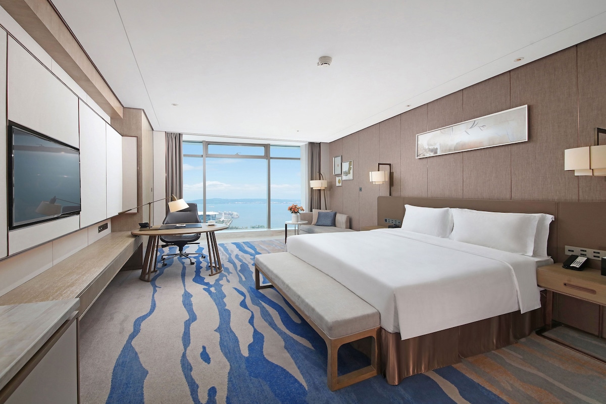 Premium bedding, minibar, in-room safe, desk