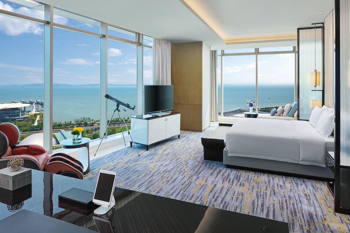 1 bedroom, premium bedding, minibar, in-room safe