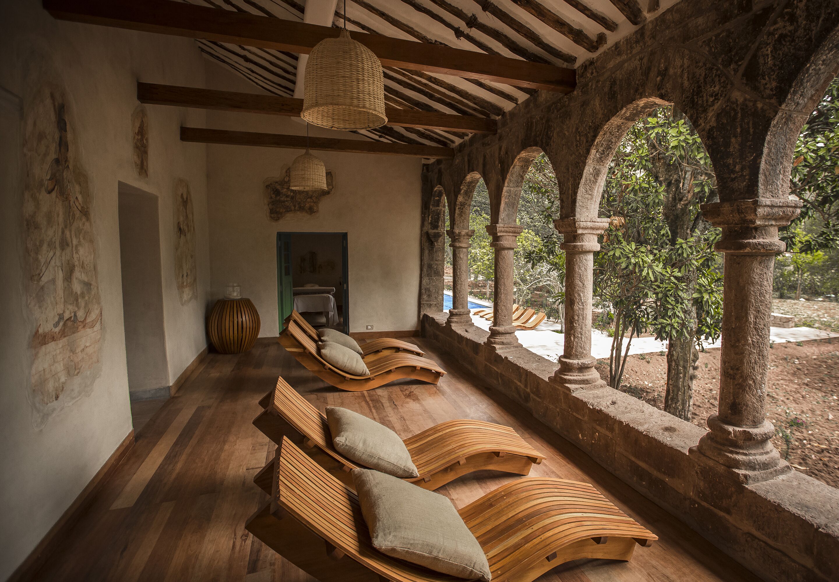 Sauna, hot tub, steam room, 2 treatment rooms, massages