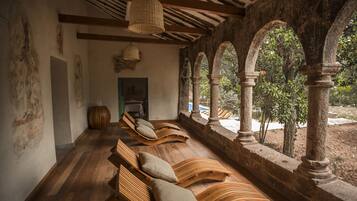 Sauna, hot tub, steam room, 2 treatment rooms, massages