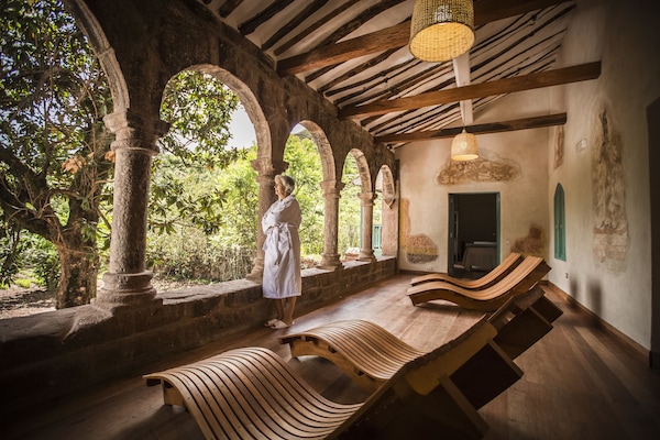 Sauna, hot tub, steam room, 2 treatment rooms, massages