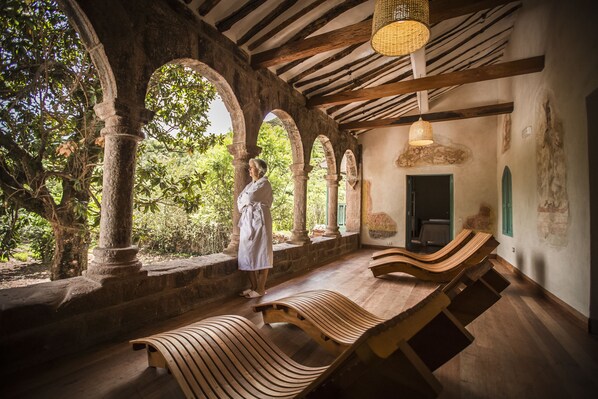 Sauna, hot tub, steam room, 2 treatment rooms, massages