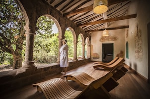 Sauna, hot tub, steam room, 2 treatment rooms, massages