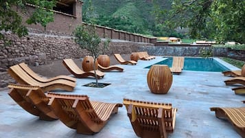 Piscine extérieure, parasols de plage, chaises longues