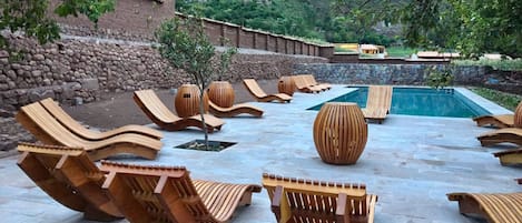 Piscine extérieure, parasols de plage, chaises longues
