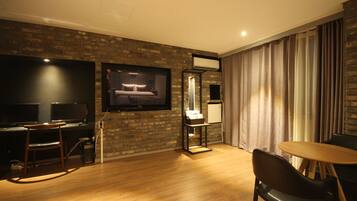 Double Room (Large) | Premium bedding, soundproofing, free WiFi