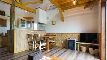 Side Cottage, Non Smoking | Down comforters, individually decorated, individually furnished