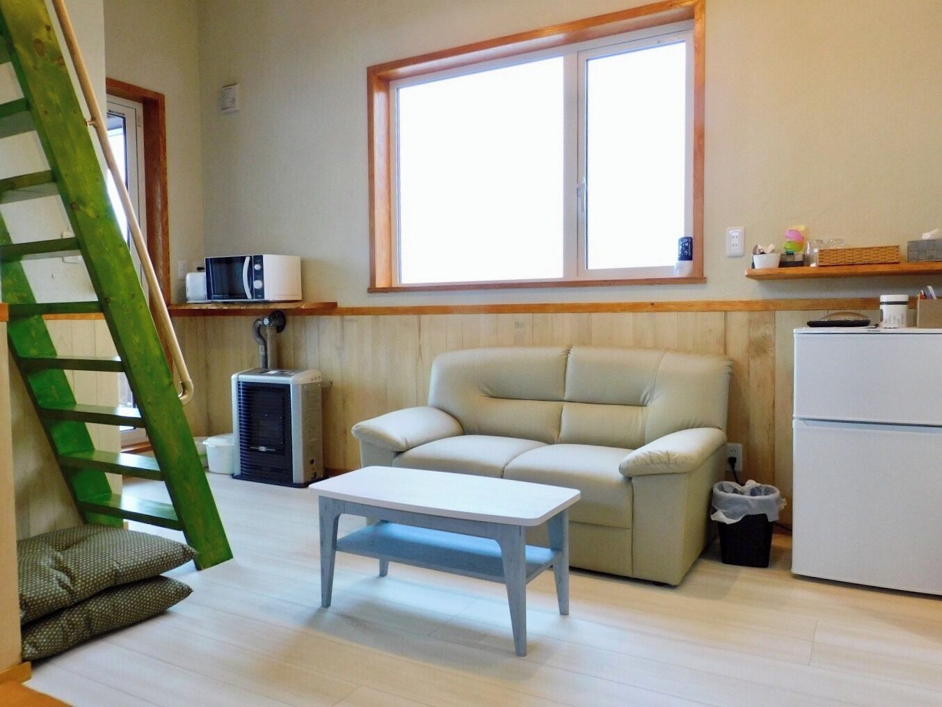 Living area | 15-inch LCD TV with digital channels, TV, DVD player