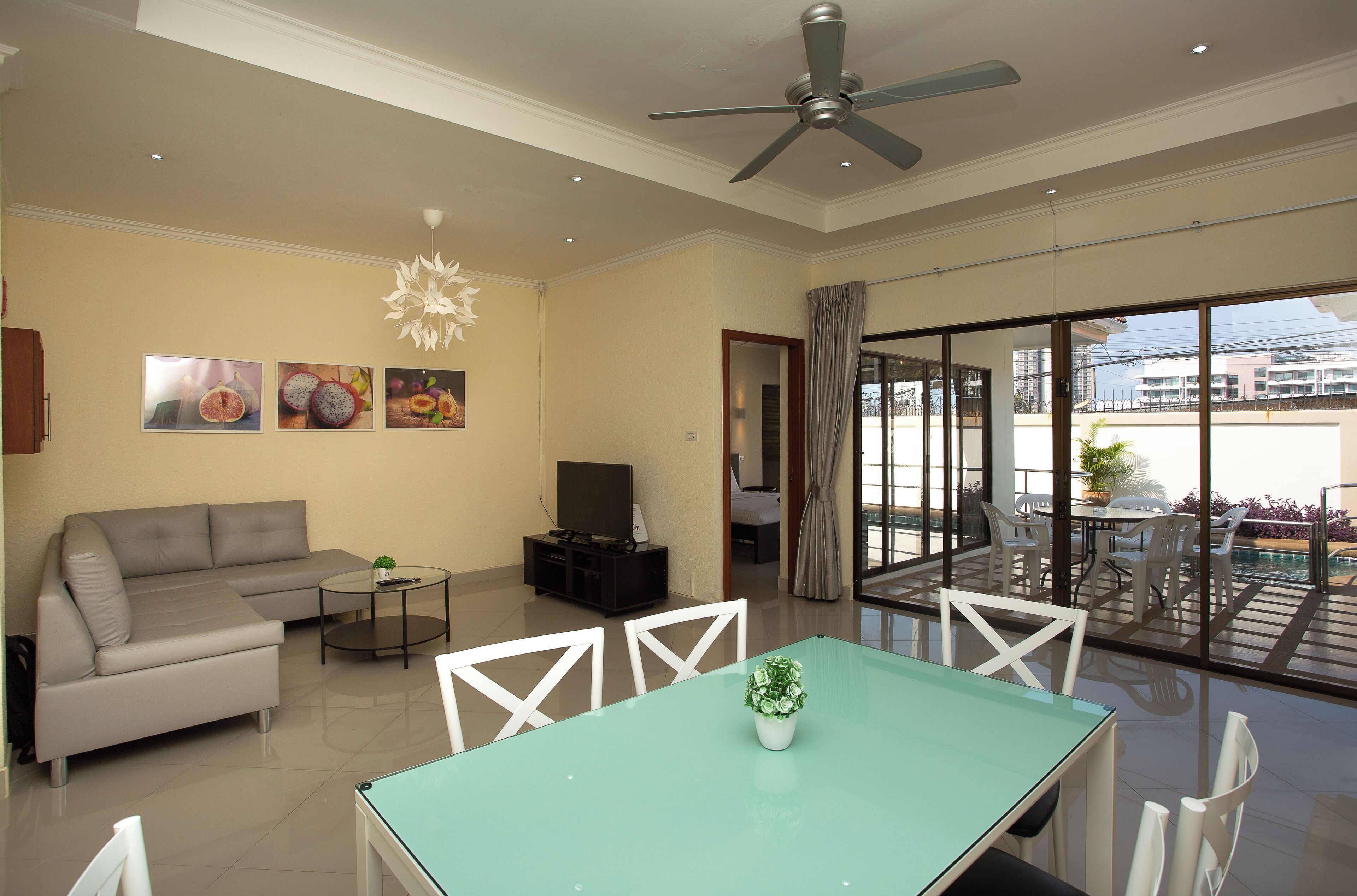 Standard Villa, 2 Bedrooms, Private Pool  | Oleskelualue | 42–tuumainen taulutelevisio, jossa kaapelikanavat