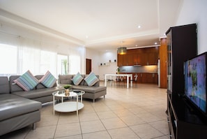 Villa superior, 2 habitaciones, alberca privada | Vista frontal de la propiedad