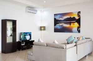 Villa superior, 2 habitaciones, alberca privada | Área de sala de estar | Televisión de pantalla plana de 42 pulgadas con canales por cable