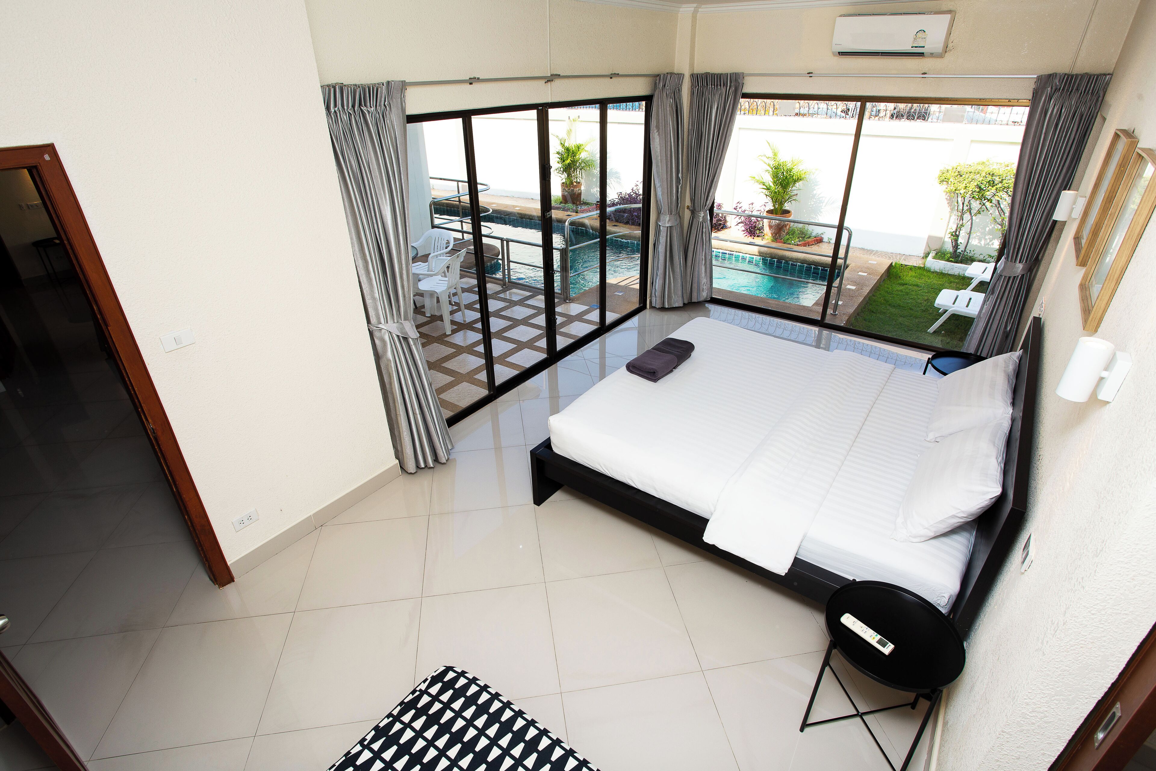 Premium bedding, in-room safe, desk, blackout curtains