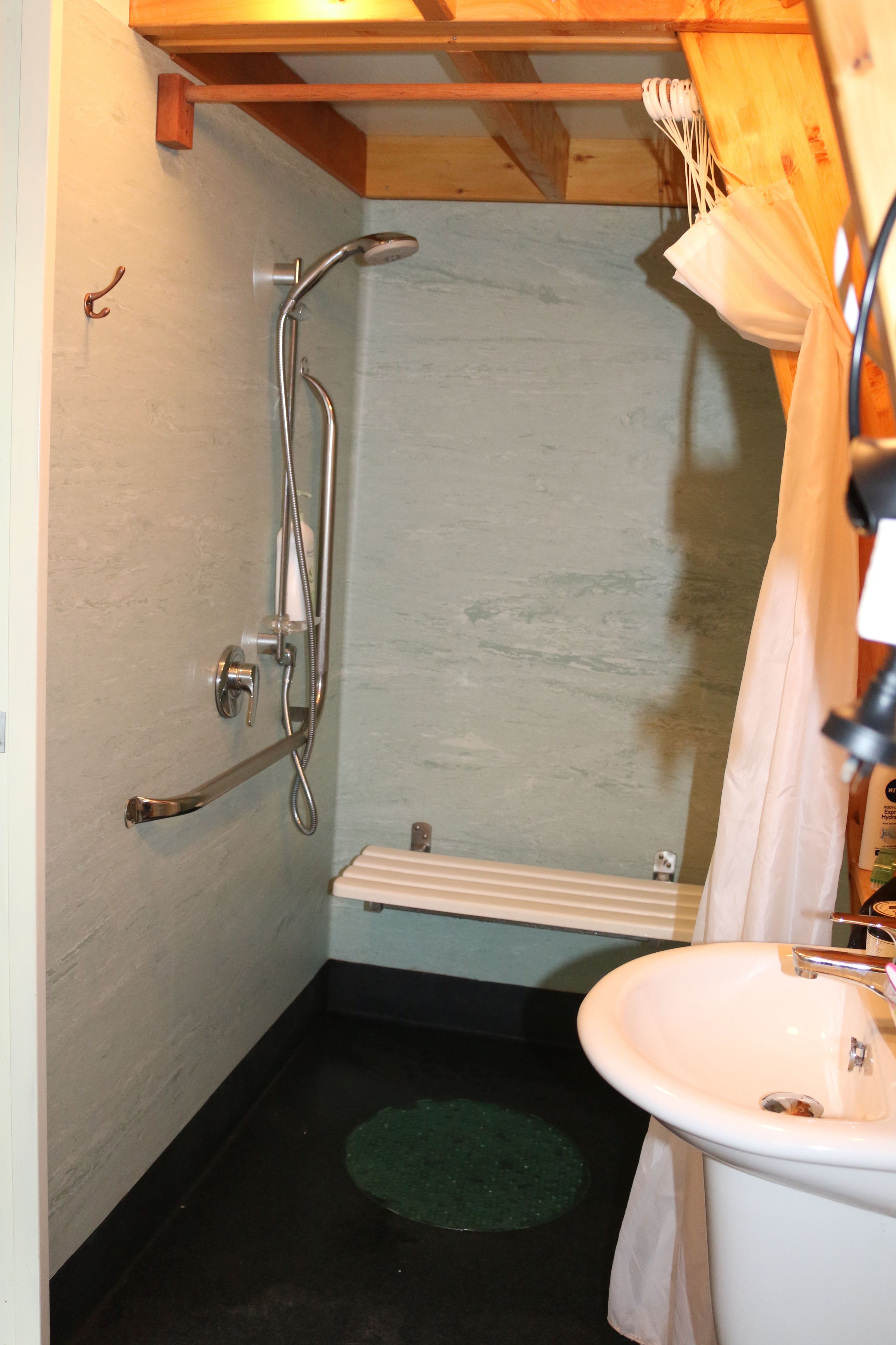 Chalet Rata | Bathroom | Shower, free toiletries, hair dryer, towels