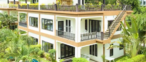 Caja de seguridad en la habitación y cortinas blackout