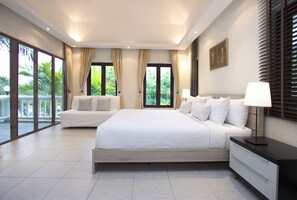 Vila superior, 4 quartos, piscina particular | Cofres nos quartos, cortinas blackout, ferros/tábuas de passar roupa