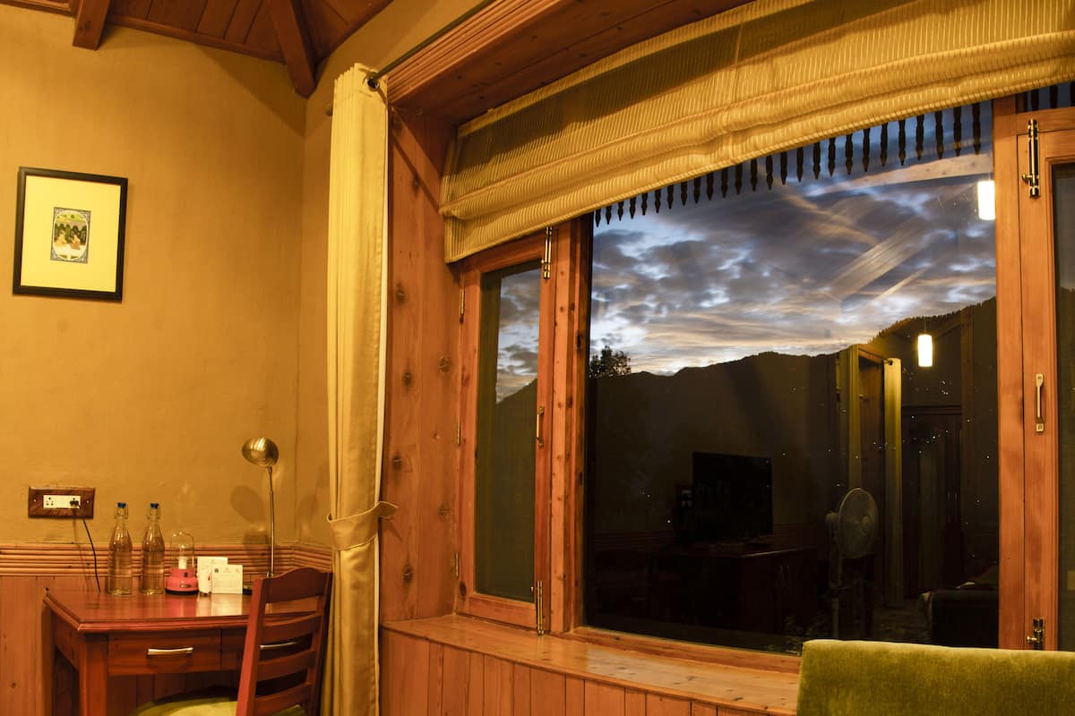 Luxury Room | 1 bedroom, premium bedding, minibar, in-room safe