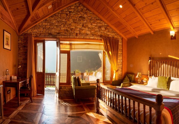 Royal Room | 1 bedroom, premium bedding, minibar, in-room safe