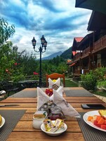 Desayuno buffet diario (INR 750 por persona)