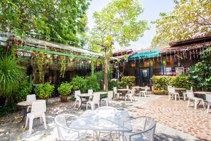 Outdoor dining - OYO 89481 RG Heritage Boutique (George Town)
