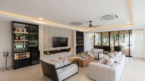Una sala de estar moderna con un sofá, una mesa de centro y un mueble para entretenimiento.