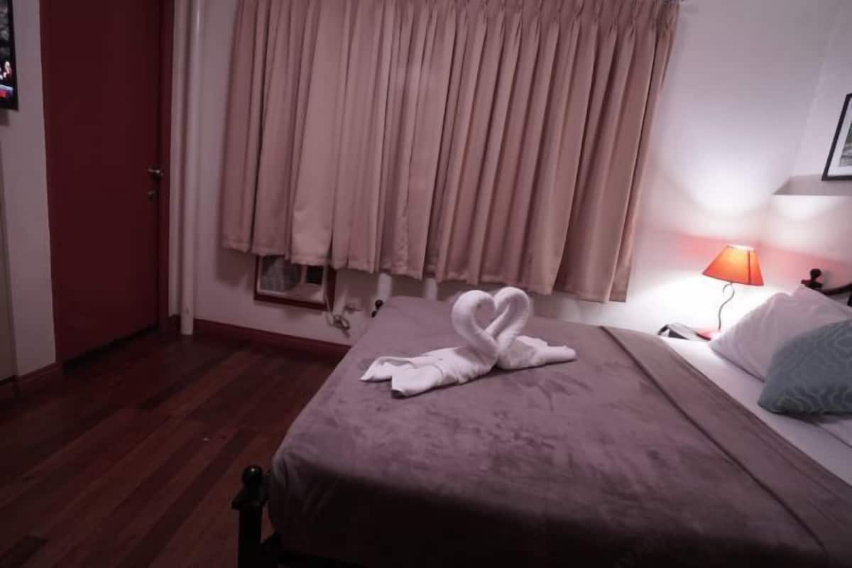 Desk, laptop workspace, cribs/infant beds, rollaway beds