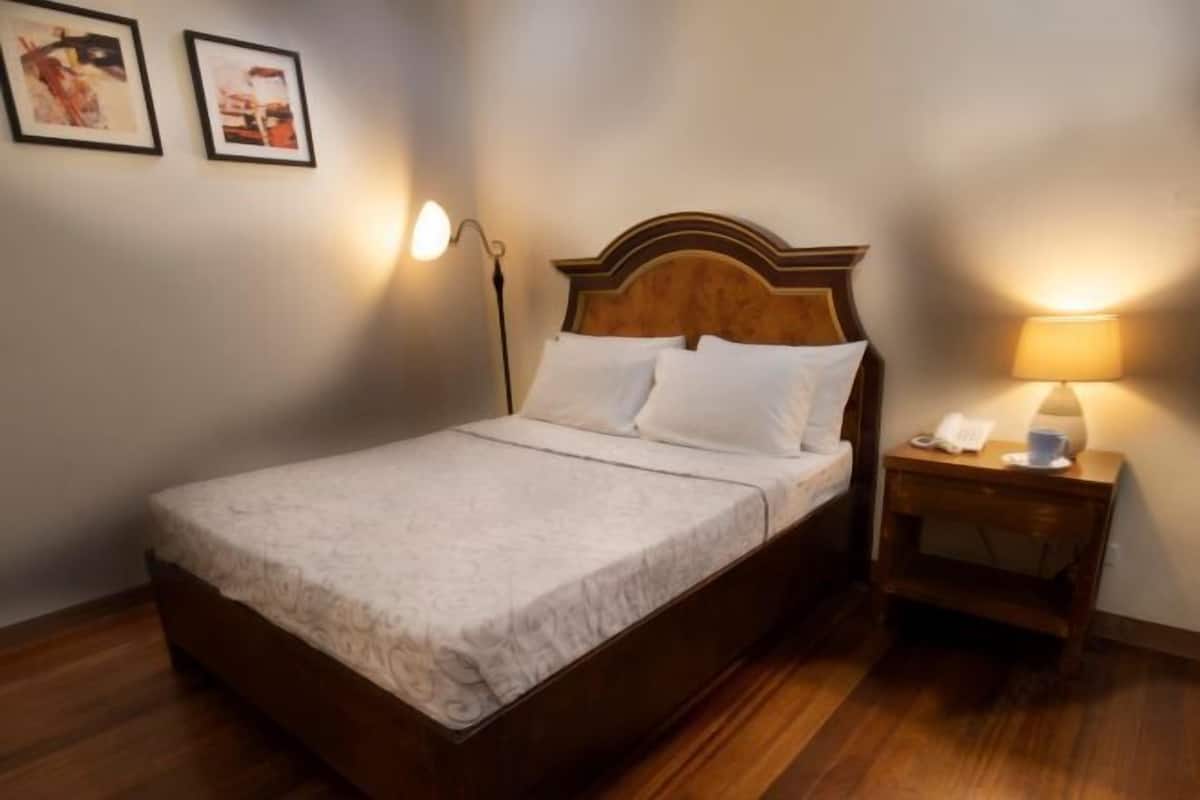 Desk, laptop workspace, cribs/infant beds, rollaway beds