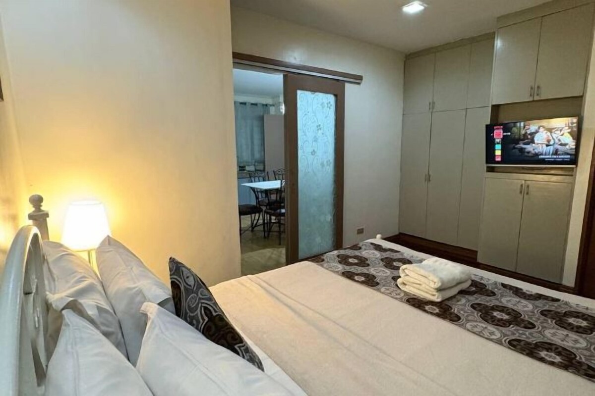 Desk, laptop workspace, cribs (surcharge), rollaway beds (surcharge)