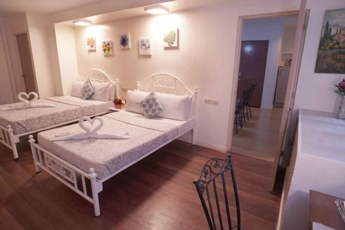 Desk, laptop workspace, cribs/infant beds, rollaway beds