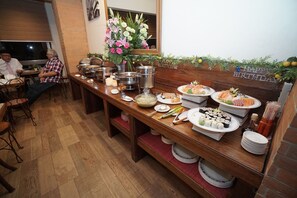 Bữa sáng kiểu Âu hàng ngày với phụ phí nhỏ 