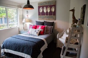 Deluxe Queen Room, (Shared Bathroom) | 1 bedroom, soundproofing, free WiFi