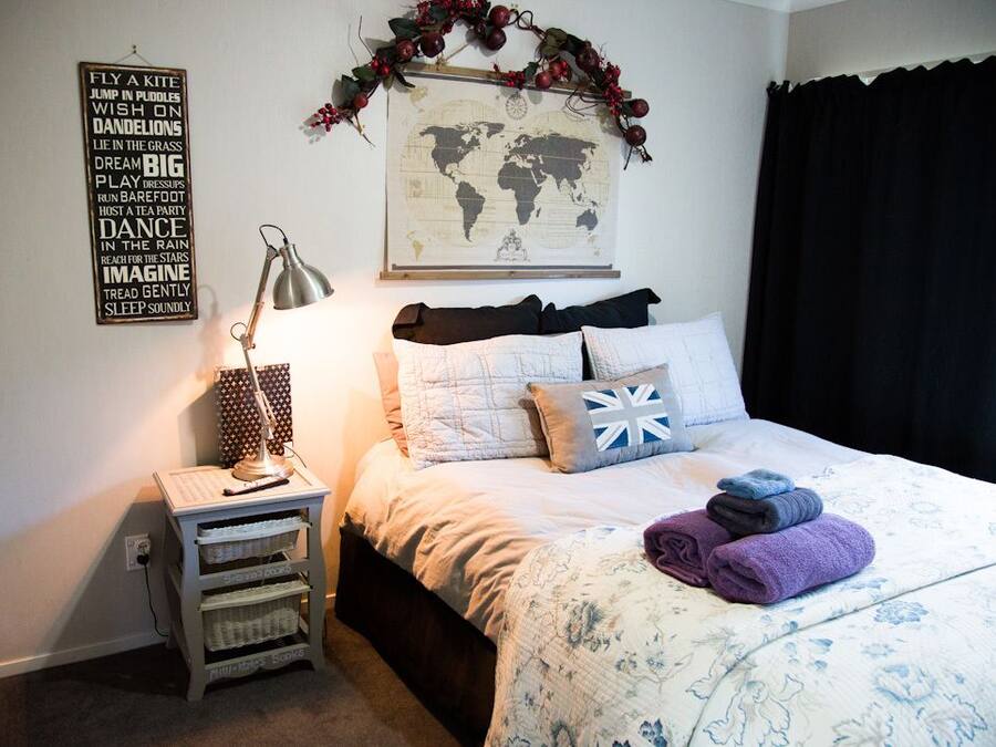 Deluxe Queen Room, (Shared Bathroom) | 1 slaapkamer, geluiddichte muren, gratis wifi