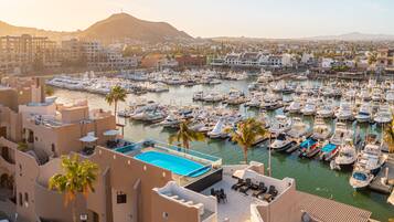 Alberca al aire libre, acceso de 09:00 a 20:00, y camastros