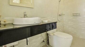 3 Bedroom Villa | Bathroom | Shower, free toiletries, towels