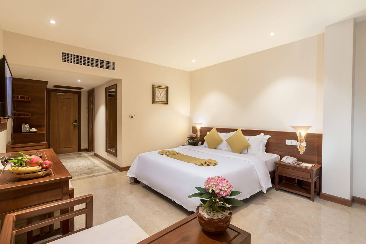 Deluxe King Room | Minibar, in-room safe, desk, blackout drapes