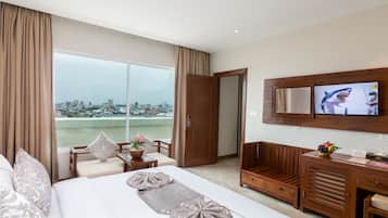 ห้องพรีเมียร์, เตียงคิงไซส์ 1 เตียง, ระเบียง | มินิบาร์, ตู้นิรภัยในห้องพัก, โต๊ะทำงาน, ผ้าม่านกันแสง