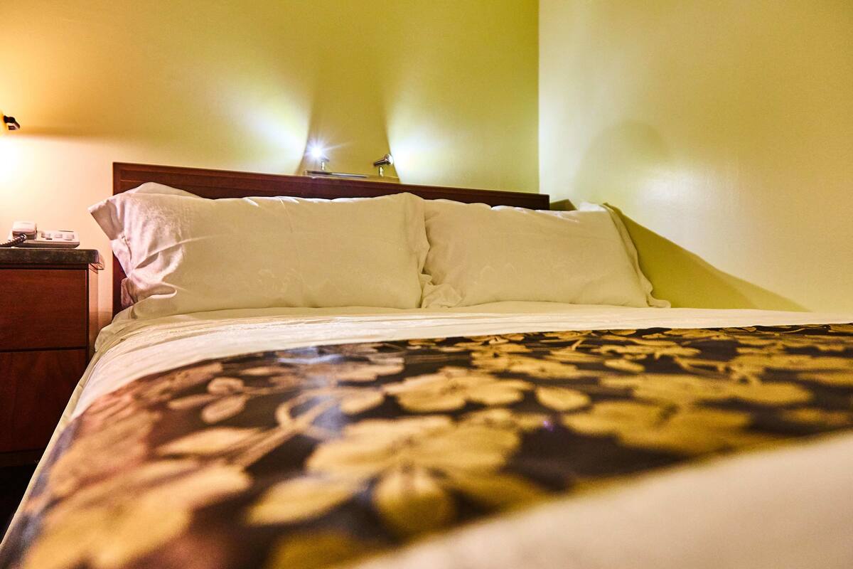 standard double room, non smoking | minibar, in-room safe, desk, blackout curtains