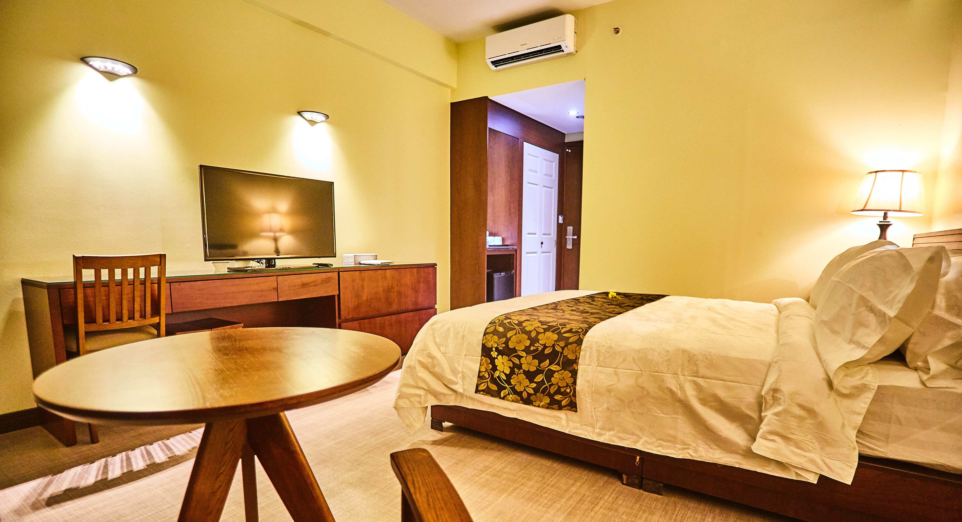 standard room, 1 queen bed, non smoking | minibar, in-room safe, desk, blackout curtains