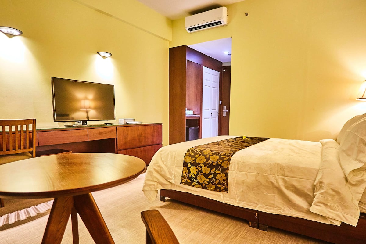 standard room, 1 queen bed, non smoking | minibar, in-room safe, desk, blackout curtains