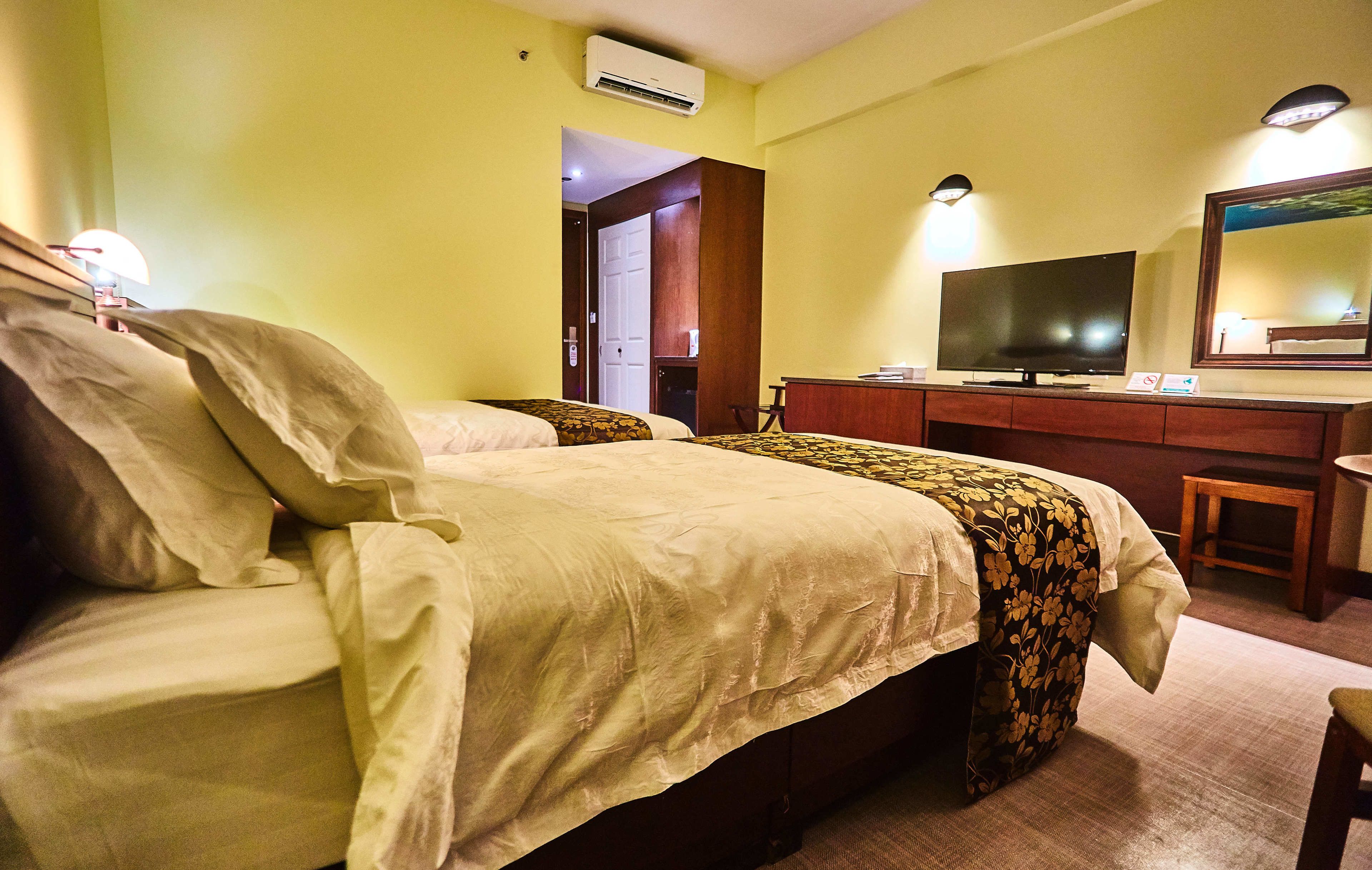 standard double room, non smoking | minibar, in-room safe, desk, blackout curtains