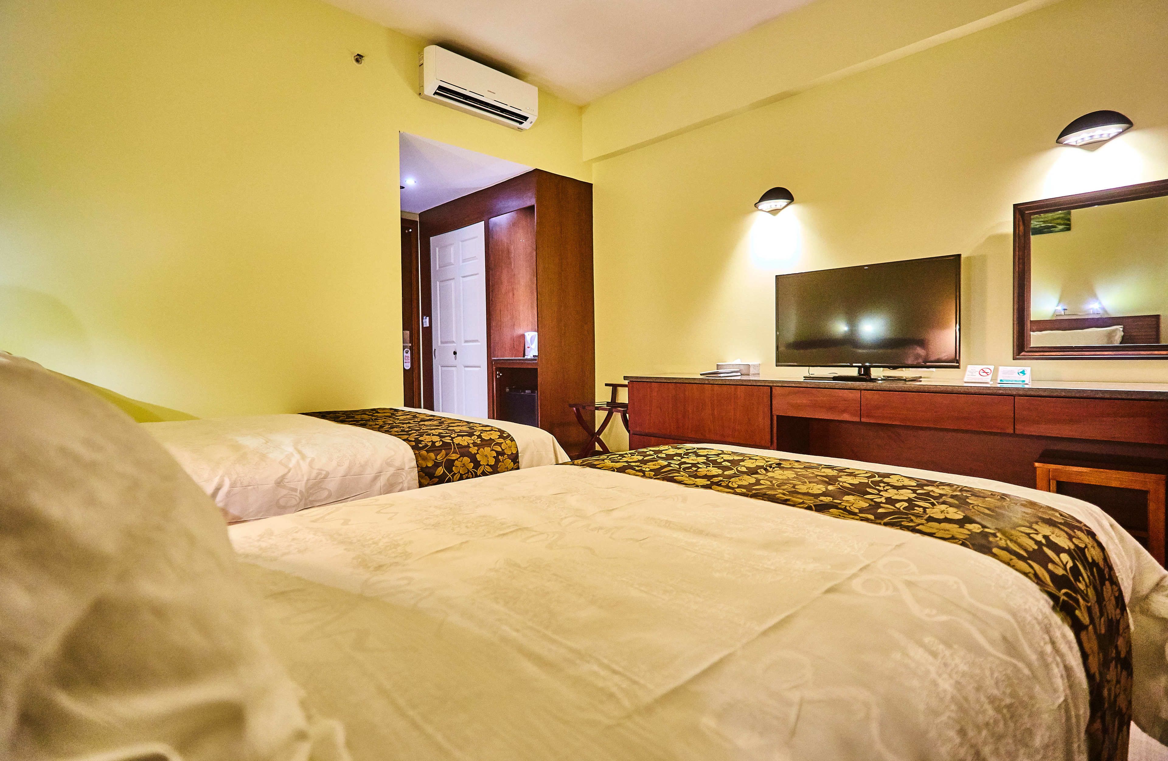 standard room, 2 single beds | minibar, in-room safe, desk, blackout curtains