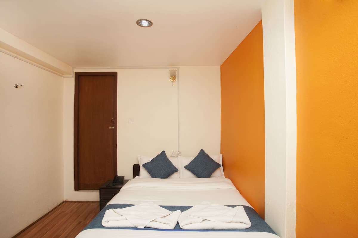 Habitación individual Deluxe, para no fumadores, vista al jardín | 1 habitación, caja de seguridad en la habitación y escritorio