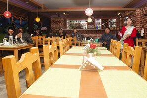 Frokost, lunsj og middag serveres, utsikt mot hagen