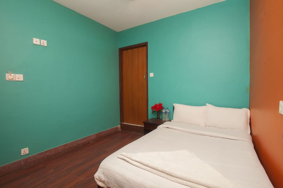 Habitación individual estándar | 1 habitación, caja de seguridad en la habitación y escritorio