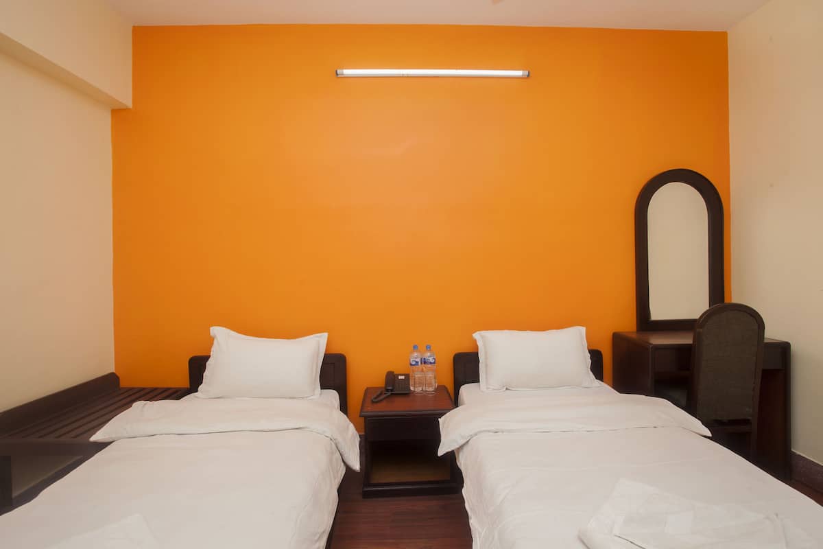 Habitación estándar con 1 cama matrimonial o 2 individuales | 1 habitación, caja de seguridad en la habitación y escritorio