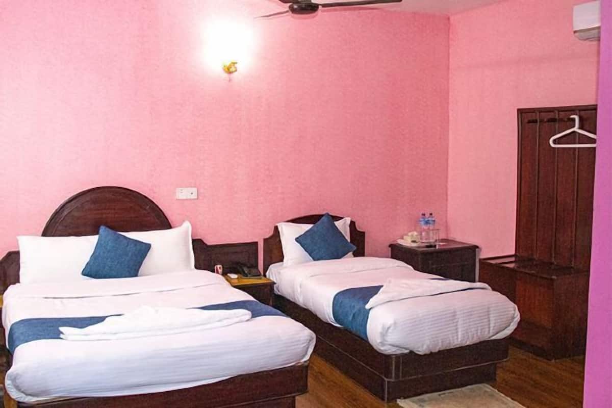 1 habitación, caja de seguridad en la habitación y escritorio