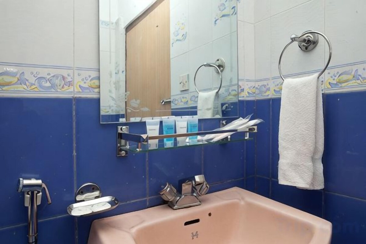 Bathroom | Free toiletries, slippers, bidet, towels